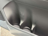 運転席ドア内部に埋め込み式のドリンクホルダーがございます。
