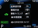 レーンディパーチャーアラートとは車線または走路からの逸脱の可能性を警告すると共に、車線または走路からの逸脱を避けるためのハンドル操作の一部を支援する機能です。詳細は販売店スタッフまでおたずねください。