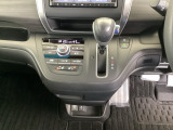 足元スッキリ、インパネシフトです。パーキングブレーキはフットブレーキタイプなので、運転席と助手席の間がスッキリしています。