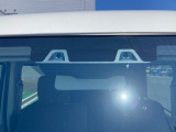 2つのカメラで前方の車両や歩行者を検知し、衝突のおそれがあると判断すると、ブザー音やメーター内の表示で警告。衝突の可能性が高まると、自動でブレーキをかけ、衝突の回避または衝突時の被害軽減を図ります。