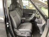 フロント広々、セパレートシートの運転席は、ハイトアジャスターが付いているので、快適にドライブができます。ハンドルはテレスコピック機能で、ハンドル位置を上・下・手前・奥に調節できます。