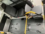 後部、補助シートで車いすの方とも近いので介護される方も安心です。