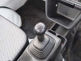 シンプルで握りやすいシフトレバー!5MT車です。