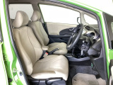 広い足元にゆったり座れるシートには肘掛けも装備しており長距離の運転でも疲れにくくなってます。女性でも運転がしやすいように、シートの高さ調整機能(シートリフター)がついています。
