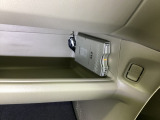 助手席前のグローブBOXの下にETCがついています。高速道路の料金所の通過も楽々です。 カードの取り出しもしやすい場所についています。