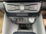 オートエアコン。運転席、助手席を温めるシートヒーターのスイッチです。