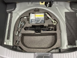 荷室の下にはパンク修理キットや工具が収納されています。
