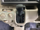 4速AT車のセレクトレバーです。低速から高速までスムーズな走りを実現するとともに、エンジン効率のよい領域を維持することで燃費にも貢献します。