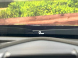 【ヘッドアップディスプレイ】現在の速度や走行情報をデジタル表示で運転席前方のガラスに投影!運転中、目線をずらさず必要な情報を確認できるのでとっても便利で安心!