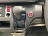 CVT車のセレクトレバーです。低速から高速まで、変速ショックのないスムーズな走りを実現するとともに、エンジン効率のよい領域を維持することで燃費にも貢献します。