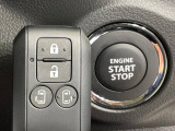 【キーレススタートシステム】カバンやポケットに入れたままでもドアの施錠・解錠が可能なスマートキーを装備。エンジンのオン・オフ時もカギを取り出す必要が無いからとっても便利です♪