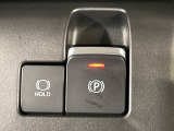 【電動パーキングブレーキ】パーキングブレーキは便利な電動式!ボタン一つで操作でき、アクセルを踏めば自動で解除されます♪レバーやペダルが無いので運転席廻りもすっきりしますね♪