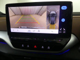 ★ギアをリバースに入れると車両後方とガイドラインが表示され車庫入れ、縦列駐車の際に安全確認をサポートします★