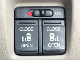 【両側パワースライドドア】スマートキーや運転席のスイッチで後席両側スライドドアの開閉が可能♪電動だから力を入れてドアを開ける必要が無く、小さなお子様でも簡単に開け閉めでき快適です♪