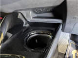 便利なカップホルダーを装備しています。 缶ジュースを開けて運転していると振動で倒れないかヒヤヒヤ、意外と置き場に困るもの。 意外に重要な装備ですね。