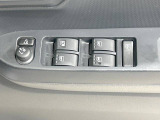 【電動格納ミラー】サイドミラーは電動格納式となっており、狭い駐車場でもキズがつくリスクを抑えられます。