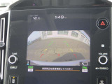 バックモニターで、後方を確認しながら安心して駐車することができます。※カメラが映し出す範囲は限られています。必ず車両周辺の安全を直接確認してください。