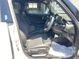 サポートのきいたスポーツシートですので、長時間の運転でも快適にお過ごしいただけます。