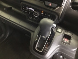 発進時から滑らかに加速する無段階変速のCVTはストップ/ゴーの多い街の中も快適です