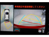 パノラミックビューモニター付きです。車両を上から見たような映像をディスプレイオーディオ画面に表示。運転席からの目視だけでは見にくい、車両周辺の状況をリアルタイムでしっかり確認できます。