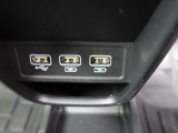 充電用USBジャック(急速充電対応タイプ2個付+ギャザズ ナビゲーション接続用USBジャック1個付)