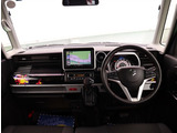 お車選びをお楽しみ頂けるよう、在庫車の展示スペースを十分に確保しております。