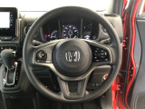 運転にかかわる様々な操作を安全に行えるように視点移動が少なく操作性に配慮されたスイッチ類が凝縮されたコクピットです。