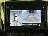 【全方位モニター】まるでクルマを真上から見下ろしたかのような視点で駐車をサポートします!クルマの斜め後ろや真横など、前後左右の4つのカメラの映像が合成されて、モニターに映し出されます。
