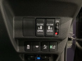 パワースライドドアの開閉はスマートキーのリモコンやドアノブは勿論、運転席側のスイッチ操作でも開閉ができ、安全・簡単です