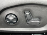 レザーシートを備えた前席にはシートヒーターとベンチレーションシステムを採用。常に快適にドライビングの楽しさを高めてくれます。