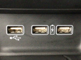 【USBポート】USBポートも装備されています、スマートフォンの充電やオーディオに連携も可能です、今や欠かせない装備の一つです!