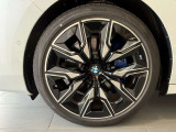 BMWの純正アロイホイールは軽量かつ強度にも優れているホイールで走行性能を引き上げる設計になっております。足元にもBMWは妥協がなくこだわっている個所になります。