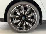 BMWの純正アロイホイールは軽量かつ強度にも優れているホイールで走行性能を引き上げる設計になっております。足元にもBMWは妥協がなくこだわっている個所になります。