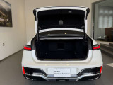 BMWではスペアタイヤが非搭載となるため、スペースは拡大されており、収納スペースとして利用可能。トランクの下にも収納スペースがあり、意外と役に立つスペースでございます。