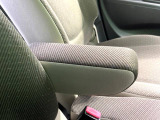 【アームレスト】運転中の身体の負担を軽減してくれるアームレストを装備♪