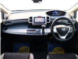 お車選びをお楽しみ頂けるよう、在庫車の展示スペースを十分に確保しております。