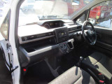 4WD/5速MT/シートヒーター/CD再生/FM・AMラジオ/オートライト/助手席アンダーボックス/エアコン/パワステ/パワーウィンドウ/フロアマット/ドアバイザー/電格ドアミラー
