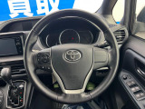 【純正革巻きステアリング】上質な革を使用することで、手にしっかり馴染みとても運転しやすいハンドルです♪