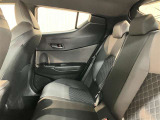 展示車は自社専門工場にて商品化を行っています。外装から内装はもちろん、エンジンルームの隅々までキレイに清掃してます。ぜひ一度ご覧下さい。