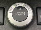 【オールモード4×4】2WD/4WDモードを手軽に切り替え可能。燃費重視の2WD、スタック時に役立つLOCK、AUTOモードでは4WDの配分を自動で調整し、路面状況を問わず安定した走りをサポート。
