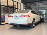 BMWのメカニックによる、100項目の納車前点検エンジン、ミッション、マフラー、電気系統やコンピュータなどを詳細に点検します。交換基準の部品があれば、純正部品を使用し整備した後にお客様にお渡しします。