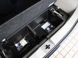 ラゲッジスペースの下にはパンクの応急修理キット、工具等が入っています。