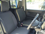 運転席周りはシンプルなデザインのため、運転手を選びません。初めてのお車をお選びの方や、運転になれていない方にもおすすめです。