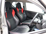 『1台』のお車に対して、3名体制で日々議論を重ね仕入れを行っております。