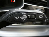 ワイパー作動を手動で変更する際はハンドル右側のレバーで操作します。