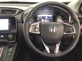 【ハンドル】運転にかかわる様々な操作を安全に行えるように視点移動が少なく操作性に配慮されたスイッチ類が凝縮されたコックピットです。