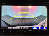 【バックカメラ】運転が苦手な方も車庫入れラクラクです!ギアをリバースに入れれば自動的に切り換わりますので、面倒な操作は不要です♪狭い駐車場もお車を傷つけず安心ですね!