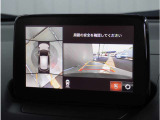 【360°ビュー・モニター】専用カメラにより上から見下ろしたような視点で360度クルマの周囲を確認することができます。駐車が苦手な方でも縦列駐車や幅寄せ時に活躍してくれます。