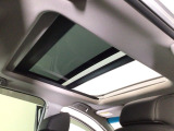【電動パノラミックサンルーフ】室内空間を、さらに気持ちよく。スイッチ操作で天井部がスライドし、広大なサンルーフが出現。ガラス部はさらに電動で開閉でき、チルトアップ機構も備えています。