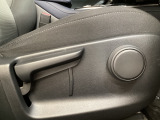 運転席にはドライバーの体型や好みに応じて前後方向だけでなく、高さの調整ができるシートリフターを装備!